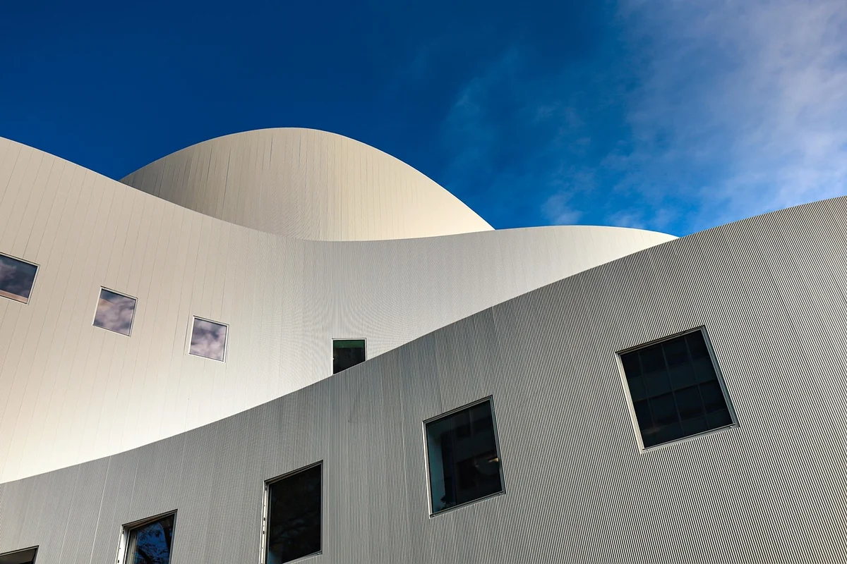 Signalétique bâtiment Nantes : guide complet 2026 pour bien choisir