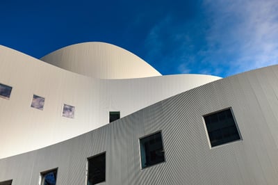 Signalétique bâtiment Nantes : guide complet 2026 pour bien choisir