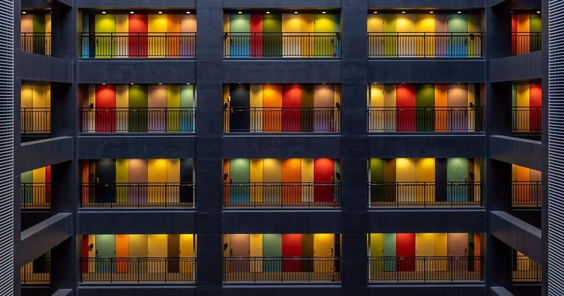 Signalétique bâtiment autour de Nantes : 7 solutions qui font la différence